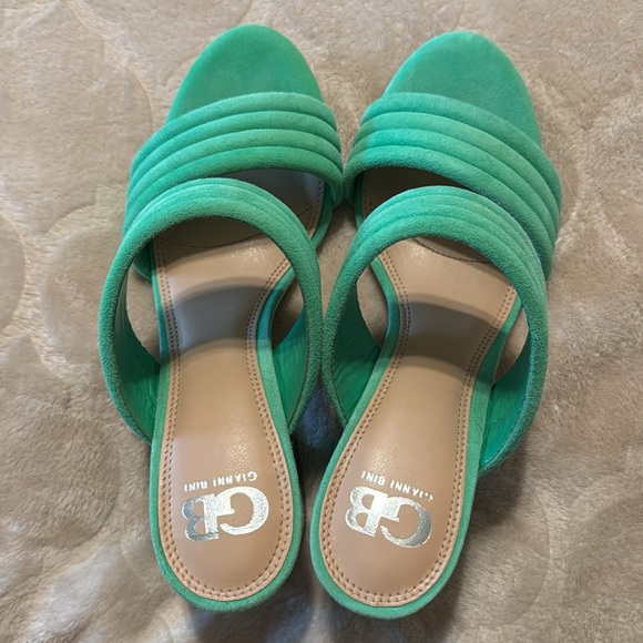 EUC GREEN HEELS - Picture 5 of 10